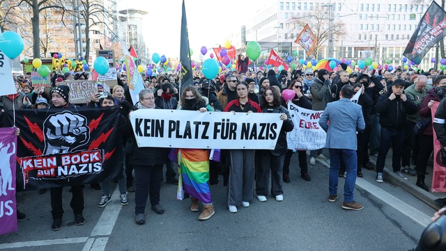 Bunter Protest gegen einen Aufzug von ...urhauptstadt Europas 2025 in Chemnitz.  | Foto: Jan Woitas/dpa