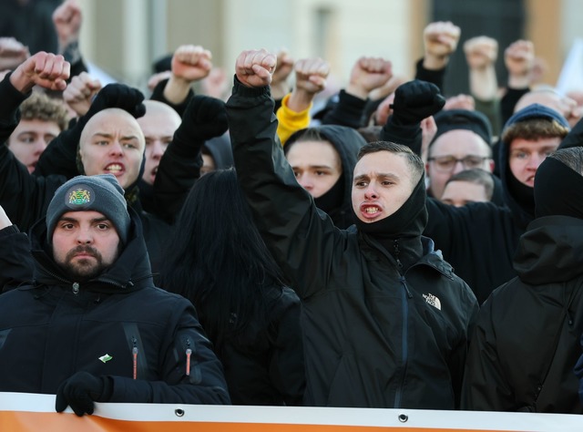 Teilnehmer einer Kundgebung der rechts...n gegen Chemnitz als Kulturhauptstadt.  | Foto: Jan Woitas/dpa