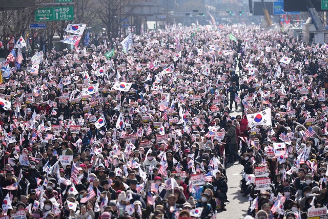 Tausende Menschen gingen in Seoul f&uuml;r Yoon auf die Stra&szlig;e.  | Foto: Lee Jin-man/AP/dpa