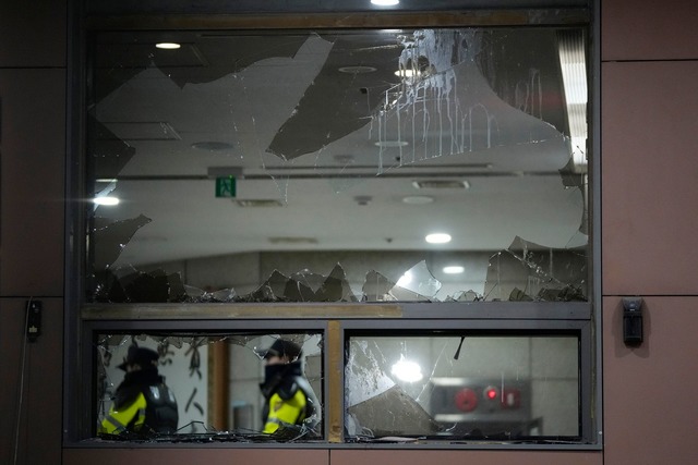 W&uuml;tende Demonstranten zerschlugen Scheiben des Gerichts in Seoul.  | Foto: Ahn Young-joon/AP/dpa