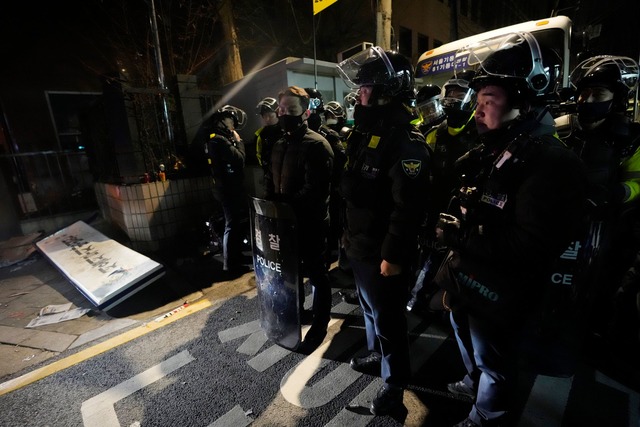 Die Polizei stellte sich den Demonstra...ichtsgeb&auml;ude in Seoul in den Weg.  | Foto: Ahn Young-joon/AP/dpa