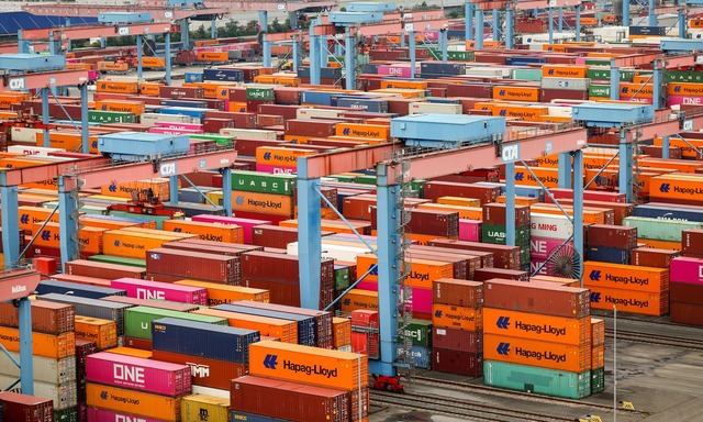 Auch &uuml;ber diese Container im Hamb... im- und exportiert Deutschland Waren.  | Foto: Christian Charisius/dpa