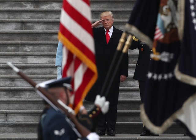 Zum protokollarischen Ablauf der Verei...Milit&auml;rs inspiziert. (Archivbild)  | Foto: picture alliance / Gary Hershorn/ZUMA Wire/dpa