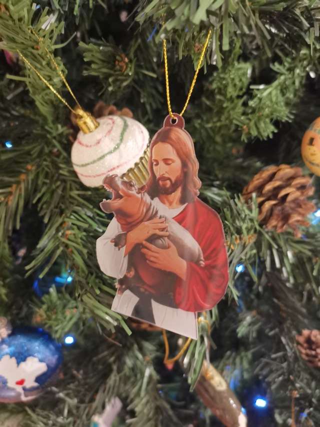 Solch skurriler Christbaumschmuck stand im Dezember zum Verkauf.  | Foto: Cathy Hardman/dpa