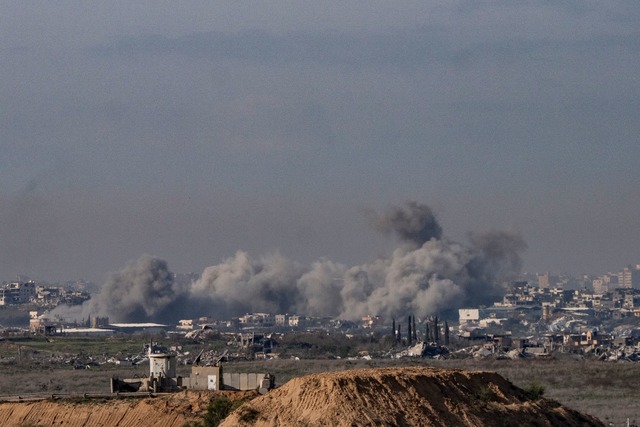 Vor Beginn der Waffenruhe griff Israels Armee weiter in Gaza an.  | Foto: Ilia Yefimovich/dpa