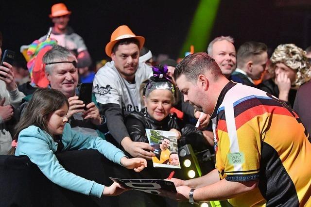 2000 Fans feiern die Starts bei der Darts-Gala im Europa-Park