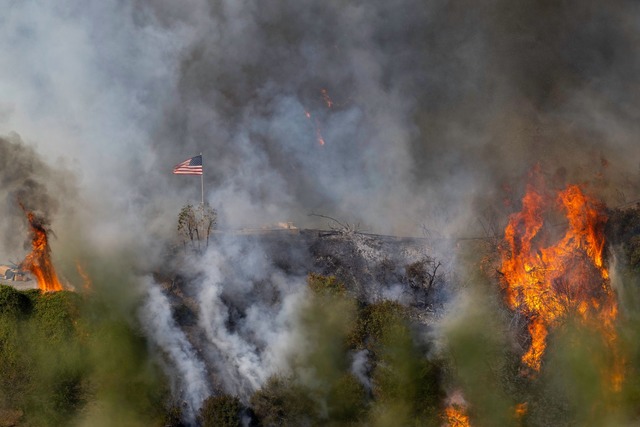 Seit &uuml;ber zehn Tagen k&auml;mpft die Feuerwehr gegen die Br&auml;nde.  | Foto: Mark Edward Harris/ZUMA Press Wire/dpa