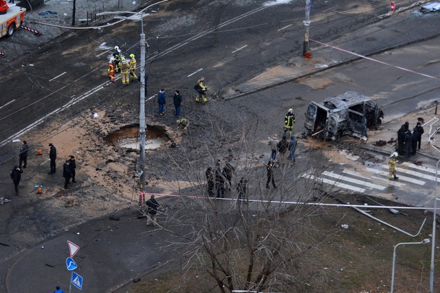 Ein Krater ist am Samstag auf einer St...r als 1.000 verschiedene Luftangriffe.  | Foto: Aleksandr Gusev/SOPA Images via ZUMA Press Wire/dpa