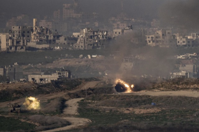 Israel, Sderot: Israelische Panzer feu... Israel und der Hamas im Gazastreifen.  | Foto: Ilia Yefimovich (dpa)