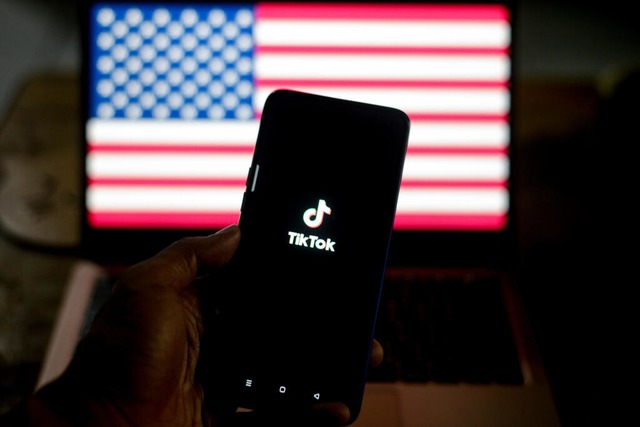 Die Video-App Tiktok hat den Betrieb in den USA eingestellt.  | Foto: Adriana Adie (dpa)