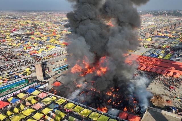 Feuer bei weltgrößtem Pilgerfestival in Indien