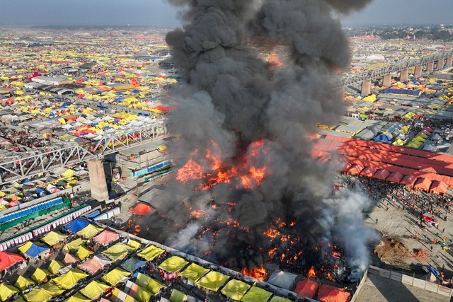 Feuer bei riesigem Pilgerfest in Indien.  | Foto: Rajesh Kumar Singh/AP/dpa