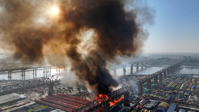 Die Flammen sollen Berichten zufolge mehrere Zelte erfasst haben.  | Foto: Rajesh Kumar Singh/AP/dpa