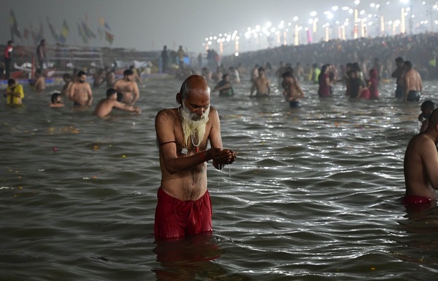 Im Zentrum stehen rituelle Waschungen.  | Foto: Prabhat Kumar Verma/ZUMA Press Wire/dpa