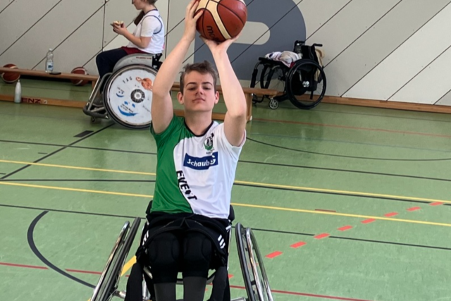 16-jhriger Rollstuhlbasketballer begeistert nicht nur seinen Trainer