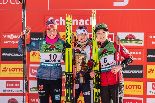 Strahlen nach Platz zwei: Nathalie Armbruster (l) ist zufrieden.  | Foto: Silas Stein/dpa