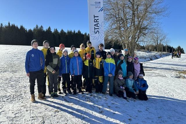 Junge Langlufer der Realschule Titisee-Neustadt setzen sich beim Wettkampf der Schulen am Thurner