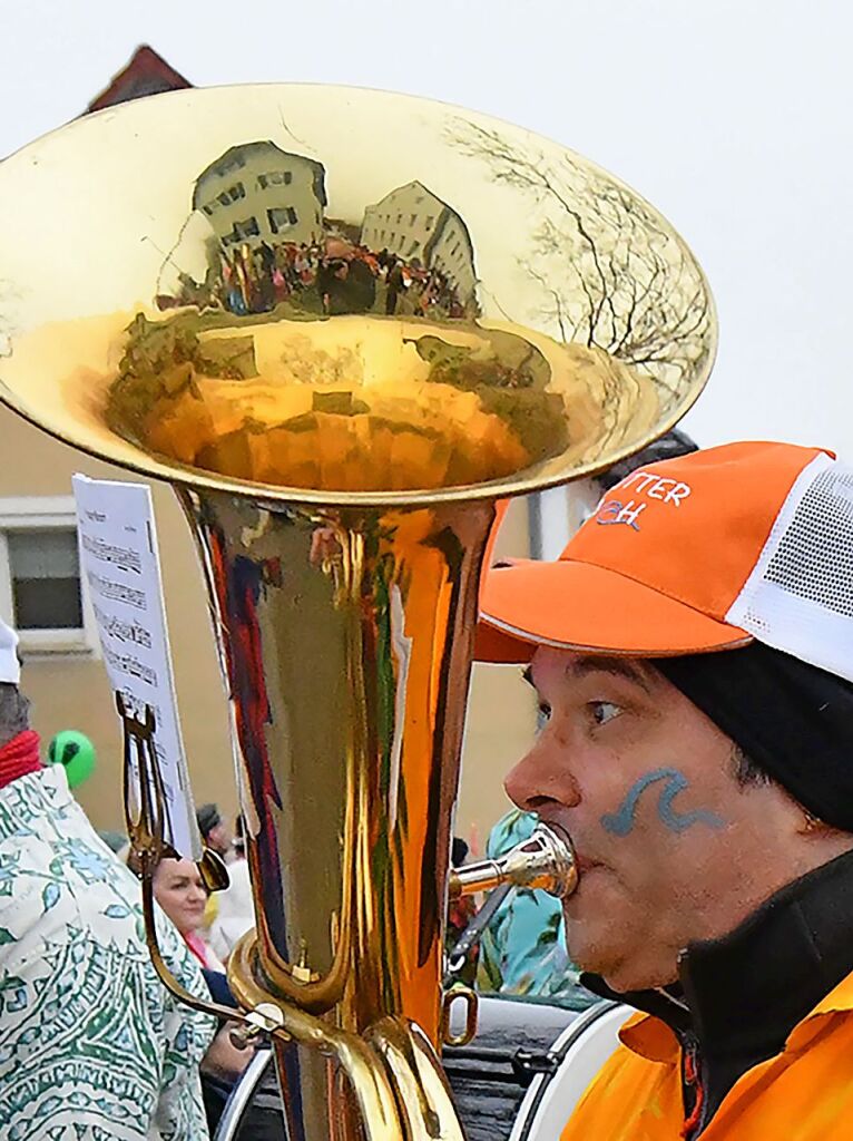 Zahlreiche Hstrger zogen am Sonntag durch die Reichenbacher Straen. Die Besucher verfolgten das bunte Treiben gutgelaunt.