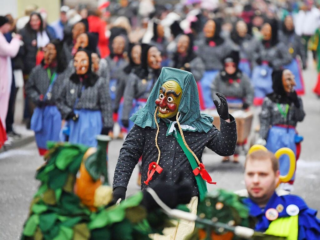 Zahlreiche Hstrger zogen am Sonntag durch die Reichenbacher Straen. Die Besucher verfolgten das bunte Treiben gutgelaunt.