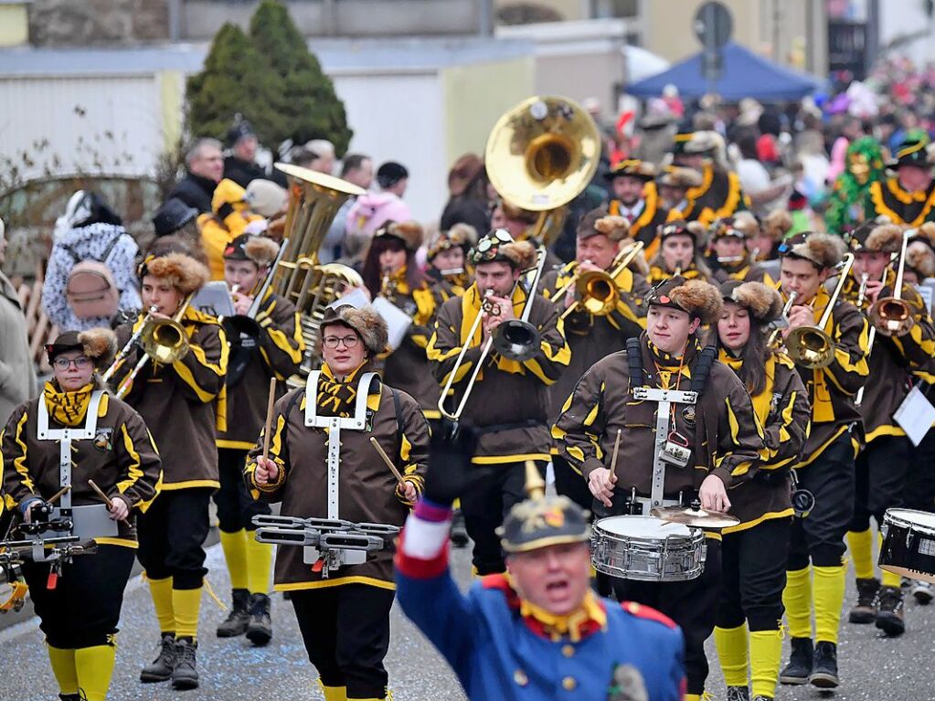 Zahlreiche Hstrger zogen am Sonntag durch die Reichenbacher Straen. Die Besucher verfolgten das bunte Treiben gutgelaunt.