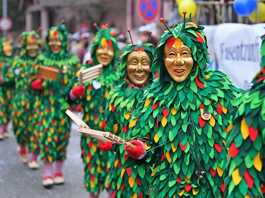 Zahlreiche Hstrger zogen am Sonntag durch die Reichenbacher Straen. Die Besucher verfolgten das bunte Treiben gutgelaunt.