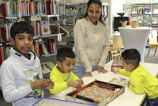 Groe und kleine Besucher kommen zum Stbern