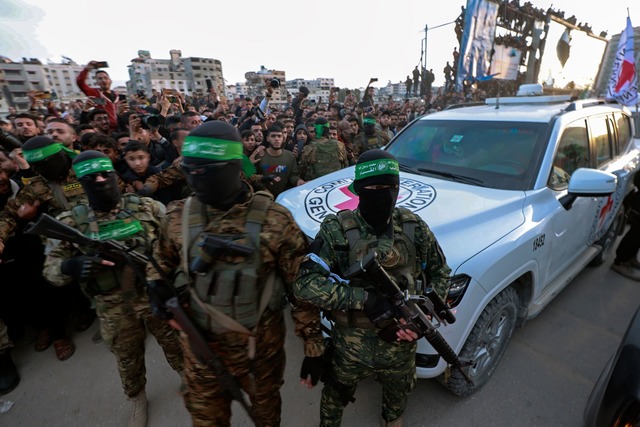 Kaum begann die Waffenruhe, tauchten i...rte Hamas-K&auml;mpfer mit Waffen auf.  | Foto: Abed Hajjar/AP/dpa