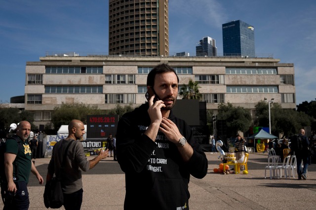 Menschen auf dem Platz der Geiseln in Tel Aviv.  | Foto: Maya Alleruzzo/AP/dpa