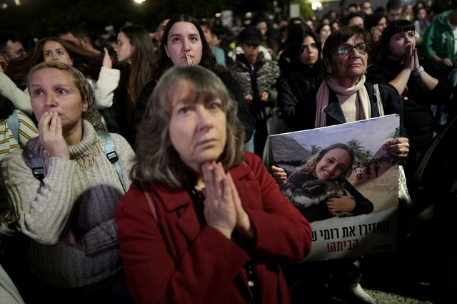 Drei erste israelische Geiseln wurden freigelassen.  | Foto: Oded Balilty/AP/dpa