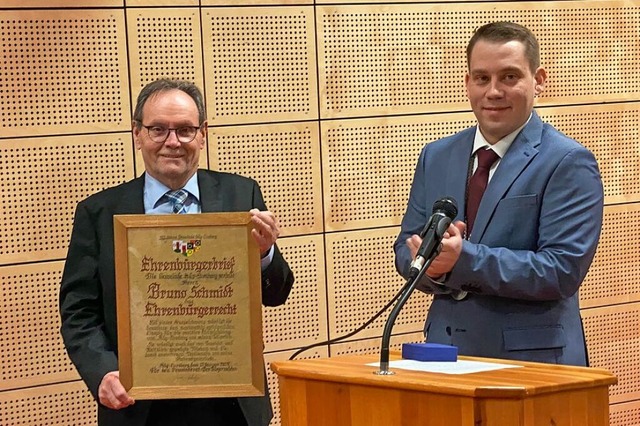 Brgermeister Dirk Philipp (rechts) ve...r Bruno Schmidt die Ehrenbrgerschaft.  | Foto: Hartmut Schwbl