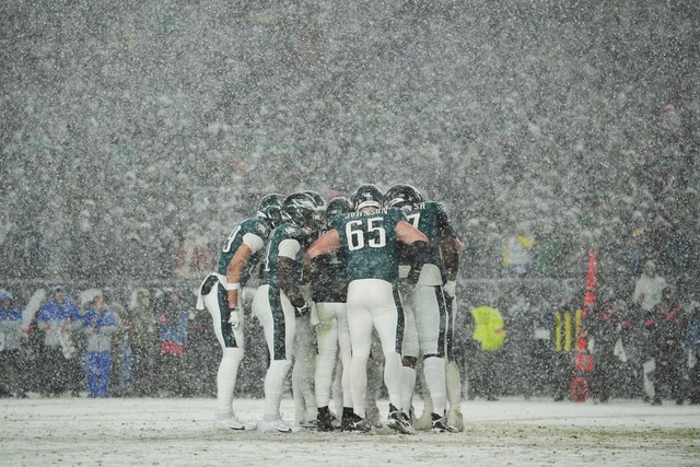 Im dichten Schneetreiben setzten sich ...gles gegen die Los Angeles Rams durch.  | Foto: Matt Slocum/AP/dpa