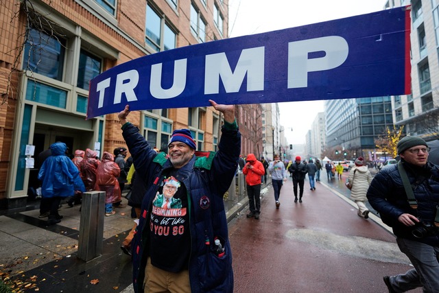 Trump-Unterst&uuml;tzer in Washington:...&auml;gten Stadt an der Ostk&uuml;ste.  | Foto: Mike Stewart/AP/dpa