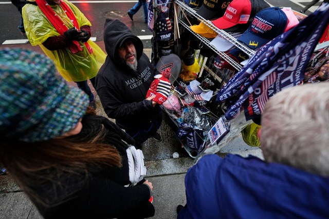 Dieser Stra&szlig;enverk&auml;ufer wir..., einiges an Merchandise-Artikeln los.  | Foto: Mike Stewart/AP/dpa