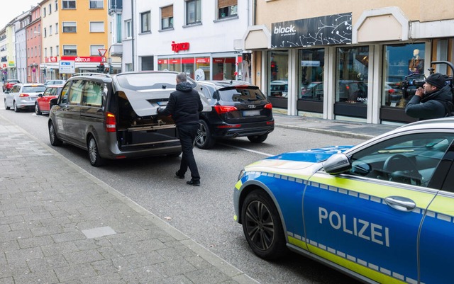 Ein Leichenwagen steht auf der Strae ...izeischssen tdlich getroffen worden.  | Foto: Philipp von Ditfurth (dpa)