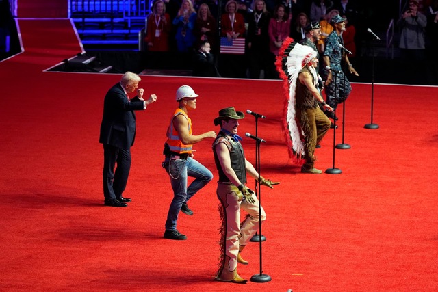 Zum Schluss tanzte Trump gemeinsam mit...Village People zu deren Hit "Y.M.C.A."  | Foto: Alex Brandon/AP/dpa