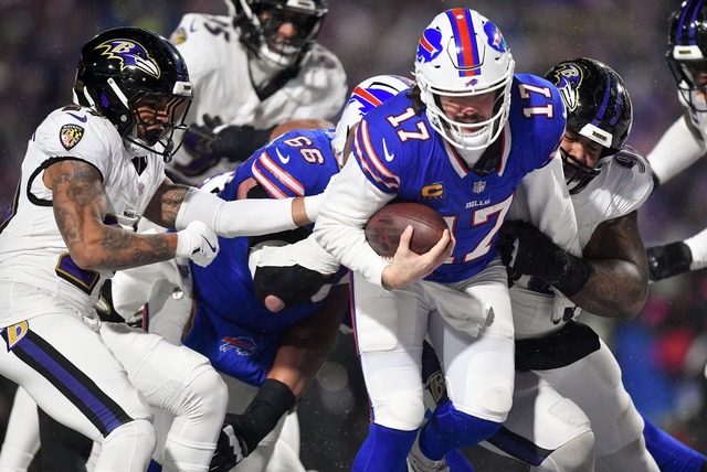 Josh Allen (rechts) erledigte, was erledigt werden musste f&uuml;r die Bills.  | Foto: Adrian Kraus/AP/dpa