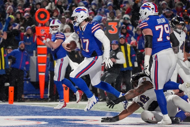 Schon der ersten Halbzeit trug Josh Allen den Ball zweimal in die Endzone.  | Foto: Gene J. Puskar/AP/dpa