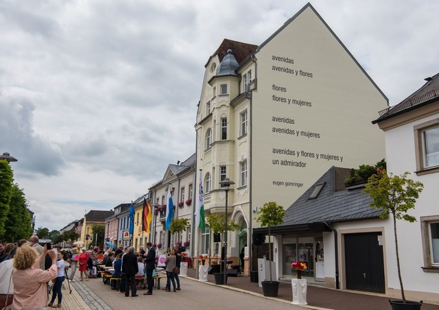 Eugen Gomringers Gedicht "avenidas" is...ser Hausfassade zu lesen. (Archivbild)  | Foto: Nicolas Armer/dpa