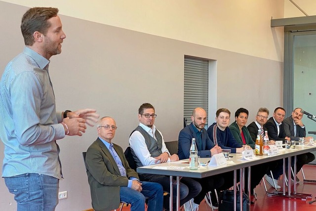 Es ist Wahlkampf. In der Auggener Sonn...laser (CDU) und Julian Wiedmann (SPD).  | Foto: Jutta Schtz