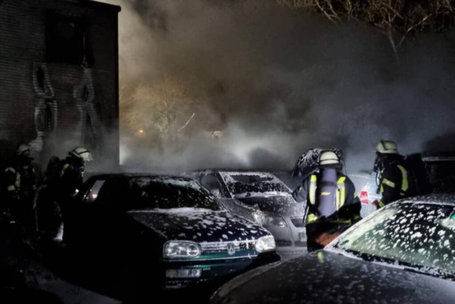 Feuer beschdigt 14 Gebrauchtwagen in Lrrach-Haagen - Brandstiftung mglich