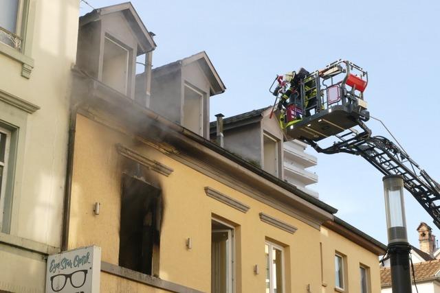 Feuer in einer Wohnung in der Lrracher Fugngerzone – Feuerwehr hat Brand unter Kontrolle