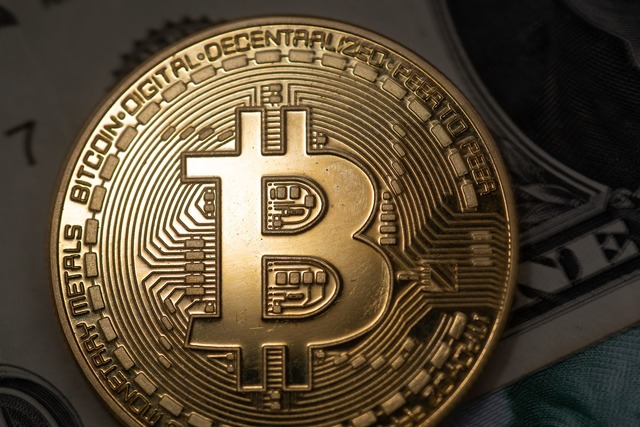 Der Bitcoin ist auf ein Rekordhoch gestiegen.  | Foto: Fernando Gutierrez-Juarez/dpa