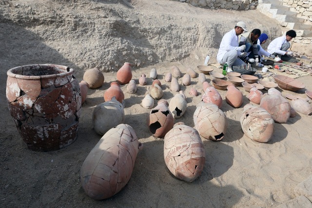 Auch das sind Wissenschaftler: &Auml;g...taurieren Funde in Luxor. (Archivbild)  | Foto: Khaled Elfiqi/AP/dpa