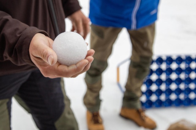 Gardema: Maximal 6,5 bis 7 Zentimeter... darf ein Yukigassen-Schneeball haben.  | Foto: Anita Arneitz (dpa)