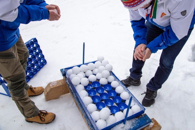 45 auf einen Streich: So viele Schneeb... Schneeballpresse mit einem Durchgang.  | Foto: Anita Arneitz (dpa)