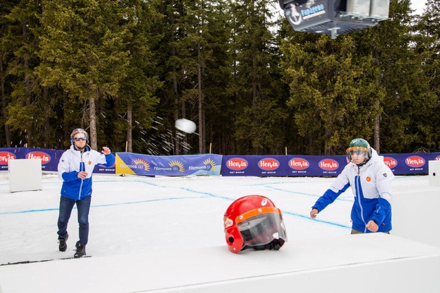 Macht Spa, ist aber kein Kinderspiel:... muss auch beim Yukigassen trainieren.  | Foto: Anita Arneitz (dpa)