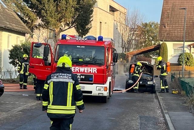 Feuerwehr lscht brennendes Auto