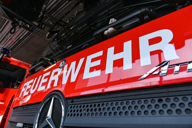 Feuerwehr lscht brennendes Auto in Lrrach beim Haagensteg