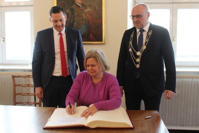 Bundesinnenministerin Nancy Faeser steht in Emmendingen Rede und Antwort