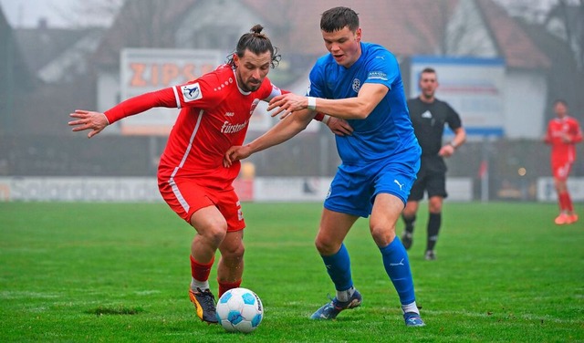 Hasan Pepic (hier links im zurckliege...el beim Karlsruher SC II nicht leicht.  | Foto: Claus G. Stoll